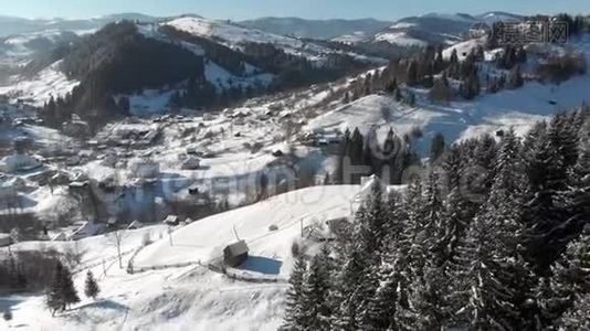在冬季揭示山区有人居住地区的空中。视频