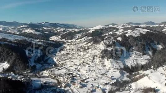 在冬季揭示山区有人居住地区的空中。视频