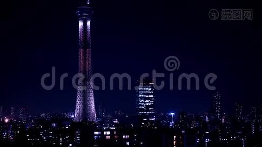 东京城市中弹倾斜的东京天空树的夜间时间视频