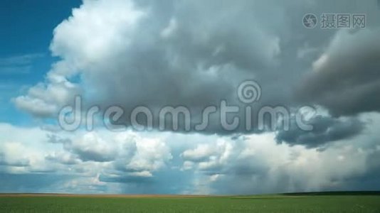 雨前天空阴沉，地平线上有雨云，田园风光草地。 农业和天气视频