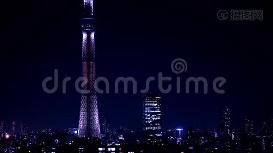 东京中景城市东京天空之树的一个夜间时间视频