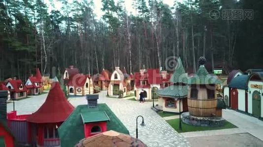 位于拉脱维亚特韦特的小型木制矮屋的鸟瞰图。 特维特自然公园的特维特。视频