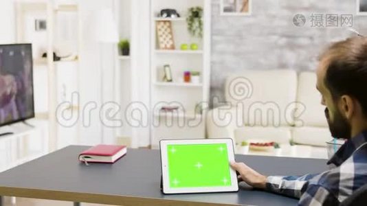 放大手持绿色屏幕数字平板电脑的人的镜头视频