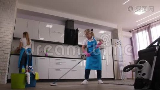 勤劳的女清洁工在家里打扫卫生.视频