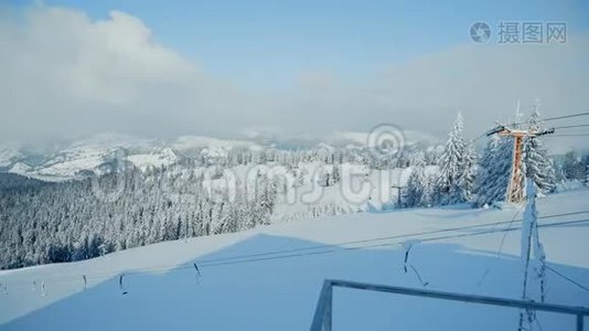 白雪覆盖的森林美丽的雪山景观全景视频