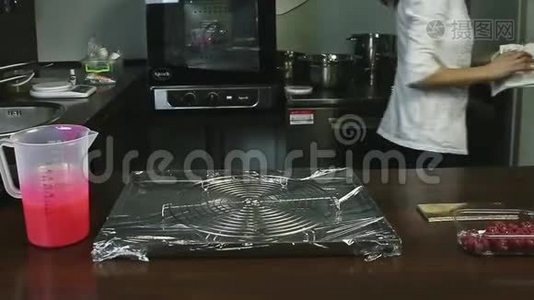 厨师制服的糖果师从特殊的白色蛋糕中取出一个冷冻椭圆形蛋糕视频