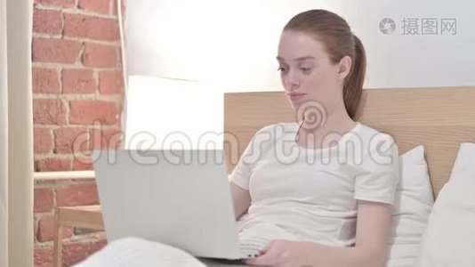 快乐的红头发青年妇女在电脑上做视频聊天视频