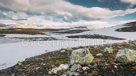 挪威，奥兰兹菲杰莱。 Aurlandsfjellet路附近的夏季挪威风景名胜区。 夏日风景道视频