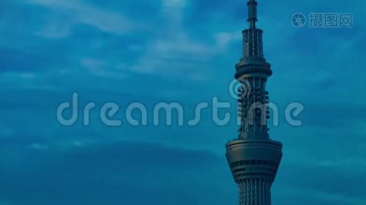 东京市区的一座塔的黄昏时分，远距离倾斜视频