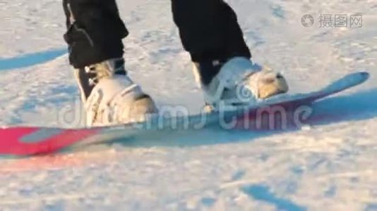 滑雪者的双腿在滑雪板上运动，在山上的雪上运动。视频