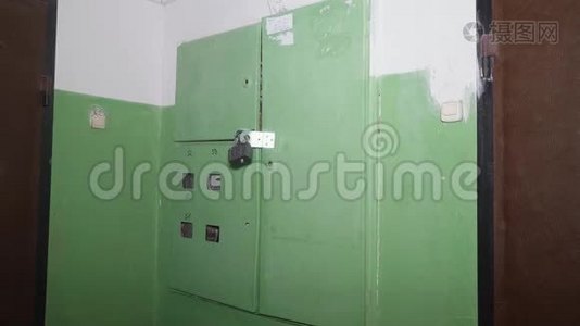 电气箱绿色门的正面视图，上面有黑色的锁。 俄罗斯造得很差的物体。 侧视图视频