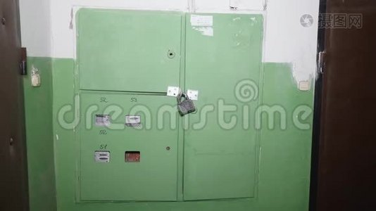 电气箱绿色门的正面视图，上面有黑色的锁。 俄罗斯造得很差的物体。 正面观点视频