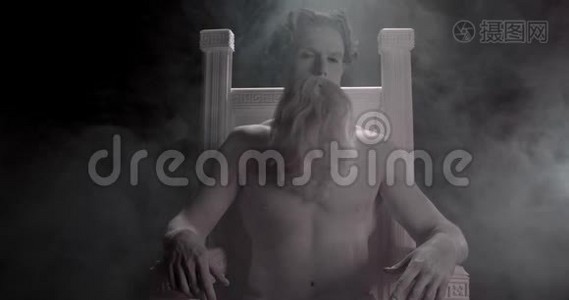 雷神宙斯坐在他的宝座上，大理石活像，4k视频
