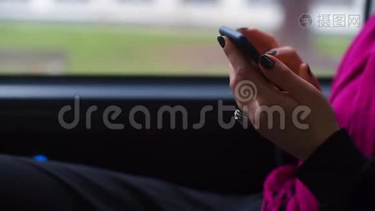女人手中智能手机的特写。视频