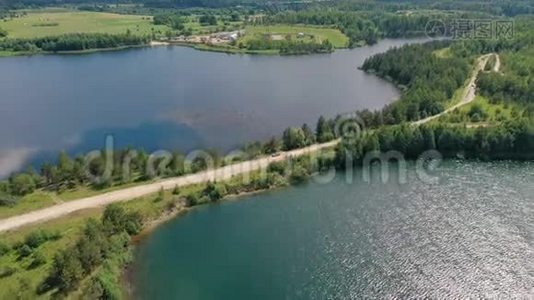 两个湖泊的鸟瞰图视频
