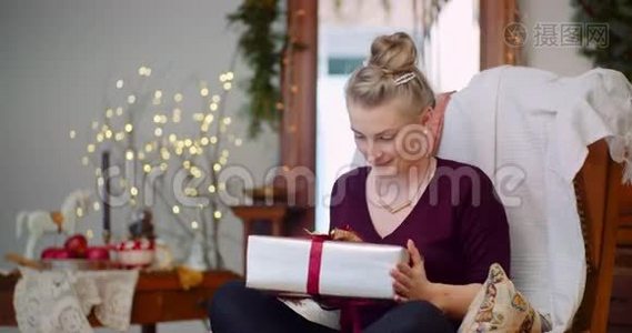 坐在家里的椅子上拿礼物的女人视频