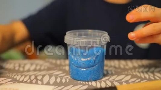 桌子上有蓝色油漆的小罐子的特写。视频