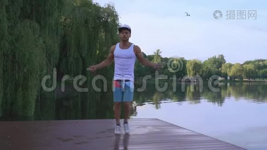 肌肉发达的年轻人在湖边跳绳视频