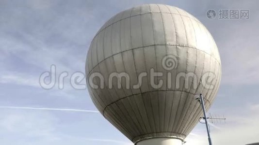 有天空背景的气罐。 圆锡工业大厦视频