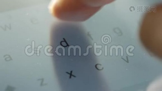 触摸屏键盘上的特写手指打字视频