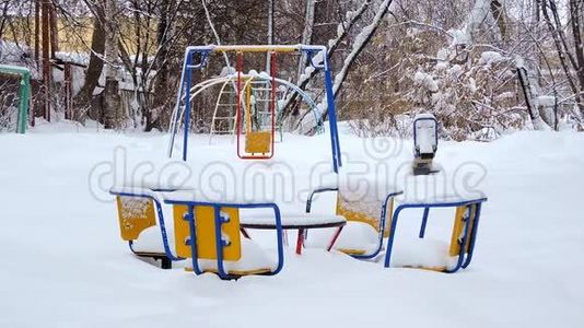 孩子们的秋千在冬天随风摆动，孩子们的操场在雪地里视频