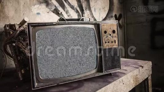 老式复古破电视或电视无信号绿色屏幕动画视频