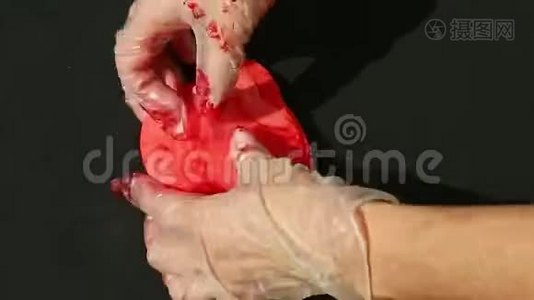 上景特写女人双手捏大块鲜红的杏仁视频