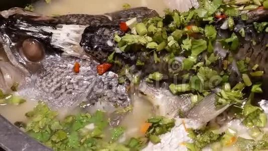 清蒸鲈鱼与香草和柠檬在白菜中的运动视频