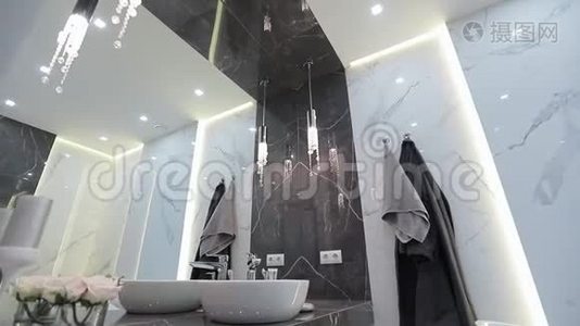 家庭内部浴室在现代公寓。视频