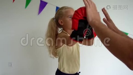 四岁的女儿盒子，和爸爸一起在家训练。 儿童脸上的瘀伤视频