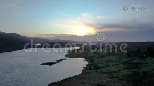 在爱尔兰多戈尔的Ballybofey和Glies之间飞越LoughEA视频