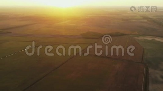 鸟瞰秋空野景. 阳光明媚的夜晚，干净的田野的顶景。 无人机观鸟`眼观。 高视频