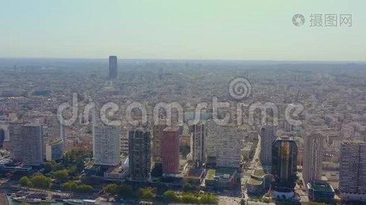巴黎，法国-五月，2019年：航空无人机观历史市中心。 上面是著名的地标视频