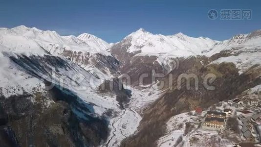 一架无人驾驶飞机飞向格鲁吉亚高加索地区遥远的山峰视频