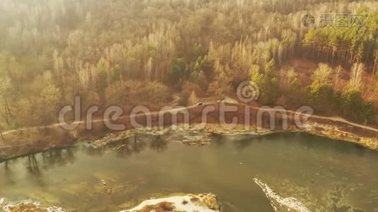 晚秋森林景观鸟瞰图。 乡村道路上汽车运动的俯视图，乡村近河。 旅费视频