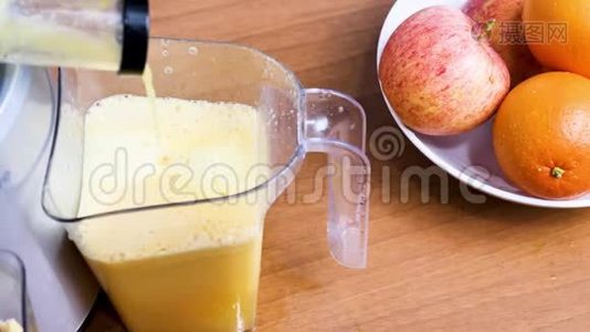 木制背景果汁和橙汁视频