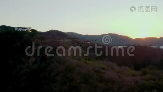 在黄金时间的日落中，无人机从热带山坡别墅上空飞升视频