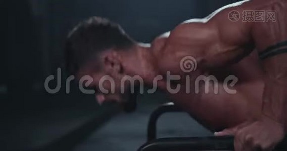 有魅力的健美男子在一个交叉健身班努力工作，他的腹肌和二头肌做俯卧撑视频