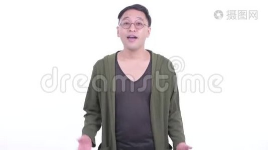 戴眼镜的快乐日本男人视频
