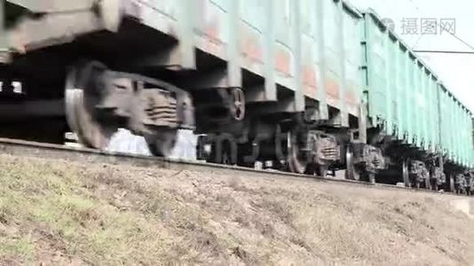 大型货运火车在铁轨上行驶视频