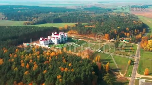 白俄罗斯，科萨瓦。空中鸟瞰著名历史地标科萨瓦城堡。普斯洛斯基宫城堡视频