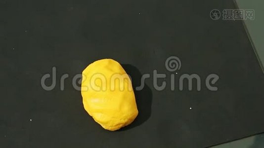 女人手上的俯视图带走了一大块黄色的杏仁糖视频