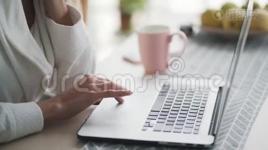 特写女人的手在笔记本上用触摸板，女孩在家里用电脑工作视频