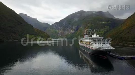 挪威的Geiranger峡湾和Lovatnet湖鸟瞰图视频