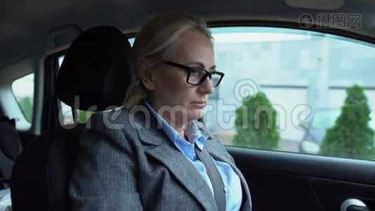 女人感到头痛，坐在车里吃药止痛视频