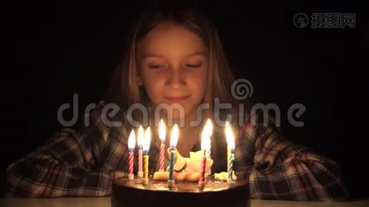 儿童生日派对在晚上吹蜡烛，儿童周年庆典，儿童聚会视频