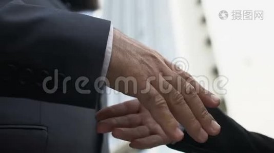 男公司负责人与商业伙伴在户外握手，合作视频