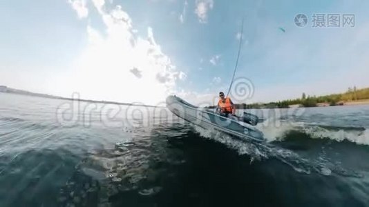 一艘被人驾驶的汽艇放大视频