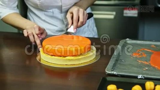 甜点在杏仁夹层上涂上橙釉的芝士蛋糕视频