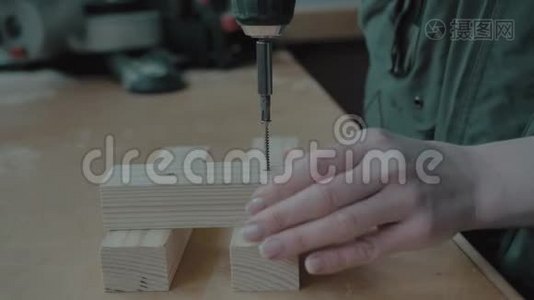 一个修指甲的女孩用螺丝刀拧成一个木毛视频